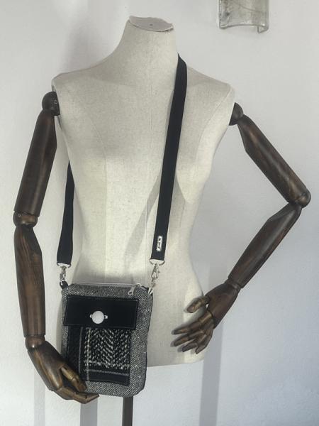"Flickenwerk I mit Tasche" - SCHWARZ-CREME